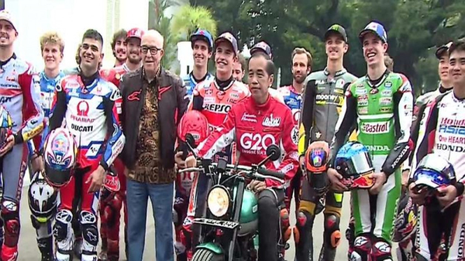 Presiden Joko Widodo (Jokowi) berfoto bersama pembalap MotoGP, Moto2 dan Moto3