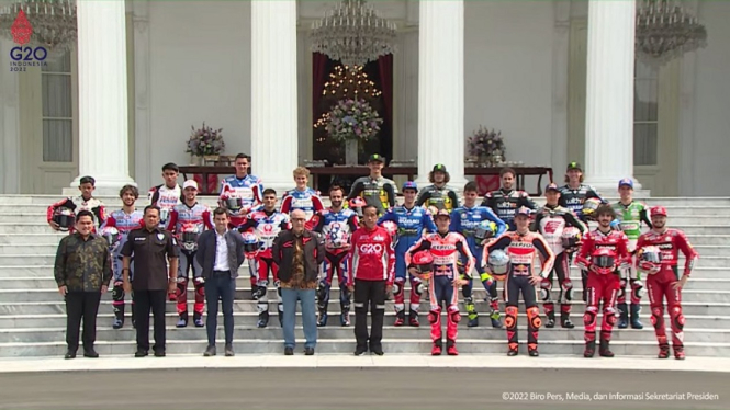 Pebalap MotoGP berpose bersama Presiden Jokowi di depan Istana Negara