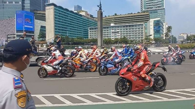 Parade pebalap MotoGP di Bundaran HI, Jakarta Pusat