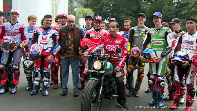 Presiden Jokowi foto bersama para pembalap MotoGP.