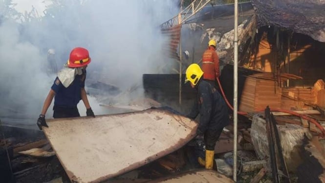 Gudang peti mati di Tangerang terbakar