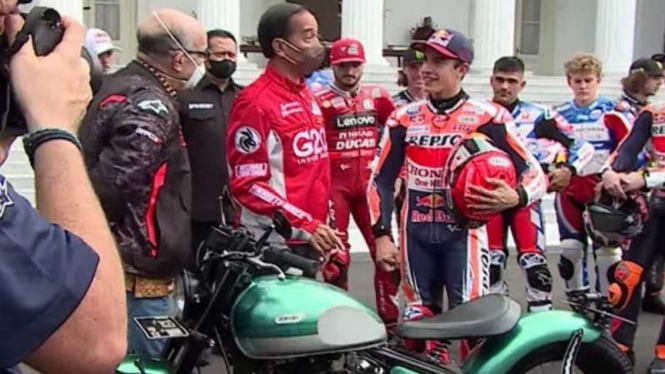 Presiden Jokowi pamer motor R1 ke para pembalap MotoGP di Istana Merdeka.