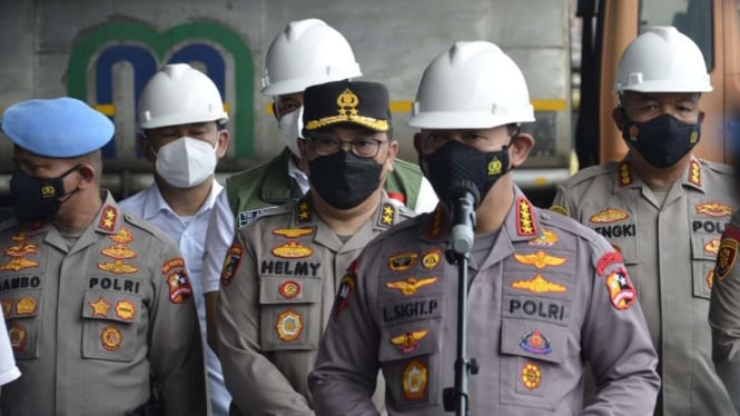 Kapolri Jenderal Listyo Sigit Prabowo mengecek pabrik minyak goreng di Bekasi.