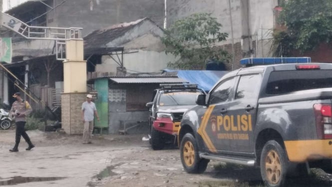 Polisi berjaga-jaga di sekitar lokasi penangkapan terduga teroris di Tangerang.