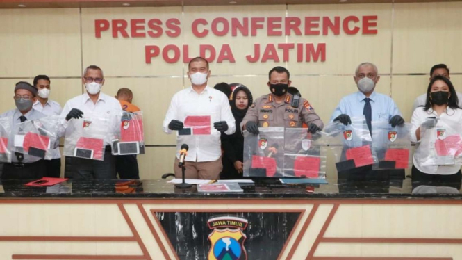 Polisi merilis tersangka dan barang bukti kasus mafia bole Liga 3 di Markas Pold