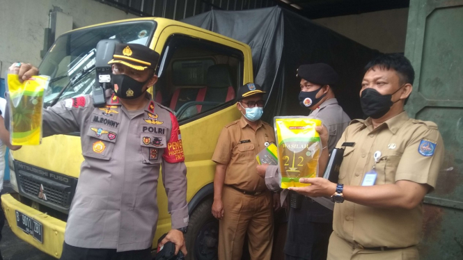Polisi mengamankan minyak goreng kemasan merek Wasilah 212 di Depok