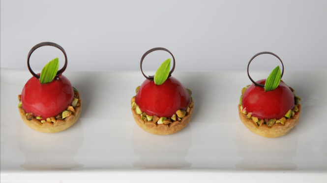 Canape Strawberry and Pistachio Crown. 