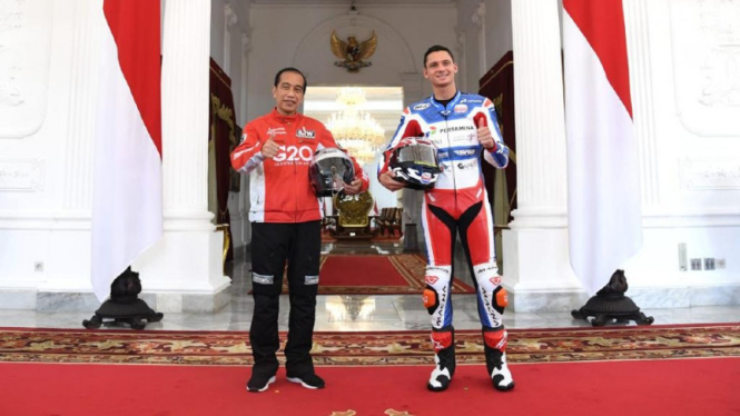 Presiden RI Jokowi dan Pembalap Mandalika SAG Racing Team Indonesia.