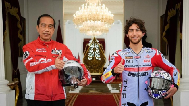 Pembalap Gresini Racing, Enea Bastianini, bersama Presiden Joko Widodo