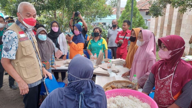 Gubernur Jateng Ganjar Pranowo cek dapur umum di pengungsian warga Purworejo.