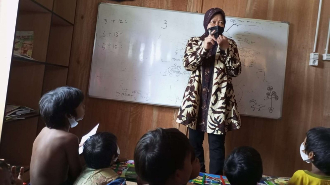 Mentri Sosial Tri Rismaharini datangi pemukiman suku anak dalam Jambi dan jadi guru.