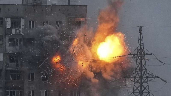 Ledakan di gedung apartemen yang terkena tembakan tank Rusia di Mariupol Ukraina