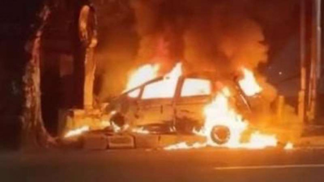 Mobil Honda Jazz terbakar di Jakarta Selatan
