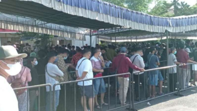 Penonton MotoGP Mandalika membludak di eks Bandara Selaparang Mataram.
