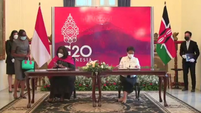 Menteri Luar Negeri Republik Indonesia (Menlu RI), Retno Marsudi bersama Rachelle menandatangani perjanjian bilateral antara Indonesia dan Kenya.