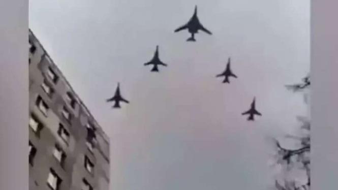 VIVA Militer: Pesawat tempur Rusia di langit Mauripol Ukraina