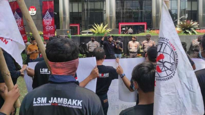 Sejumlah warga Banten menggelar demonstrasi di depan Gedung KPK.
