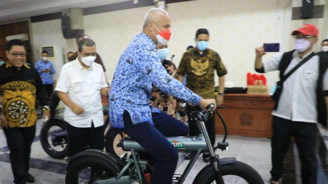 Gubernur Jateng Ganjar Pranowo mencoba sepeda listrik buatan perantau Jateng.