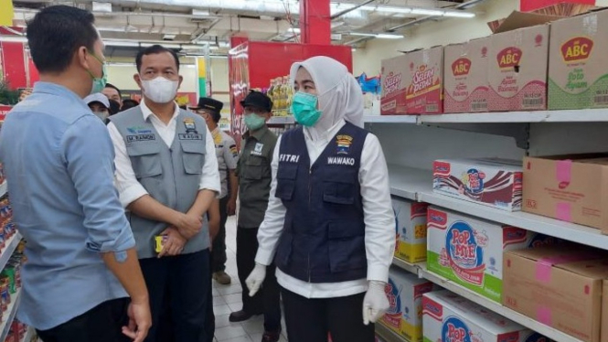 Wakil Walikota Palembang, Fitrianti Agustinda sidak minyak goreng ke supermarket