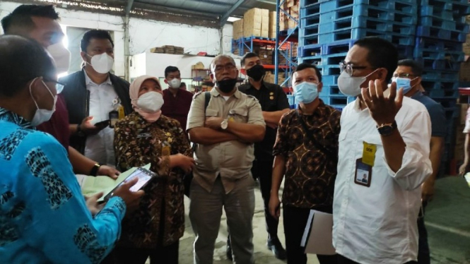 Kepala Kanwil I KPPU, Ridho Pamungkas saat memimpin sidak produsen minyak goreng di Medan.