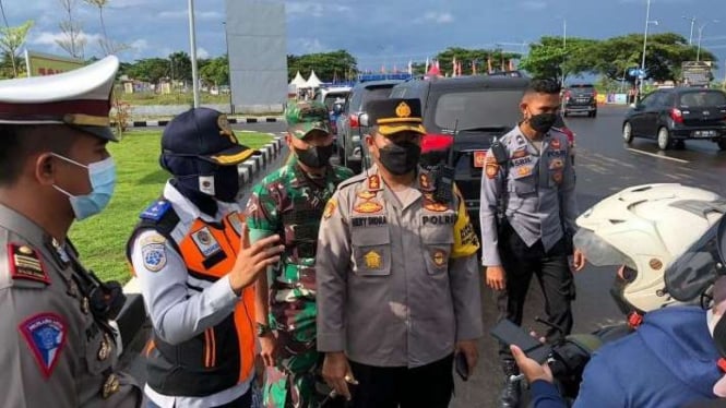 Kapolres Lombok Tengah AKBP Hery Indra Cahyono mengecek penyekatan ke sirkuit.