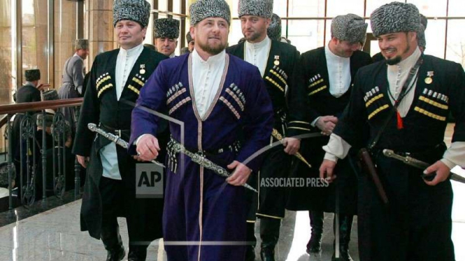 Rombongan pejabat Chechnya Ramzan Kadyrov dengan pakaian tradisional kebesaran tahun 2010