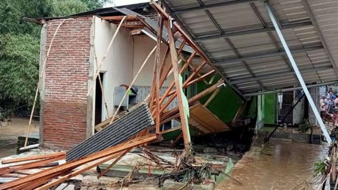 Sebuah rumah rusak akibat bencana banjir bandang di Wangon, Banyumas, Jateng.