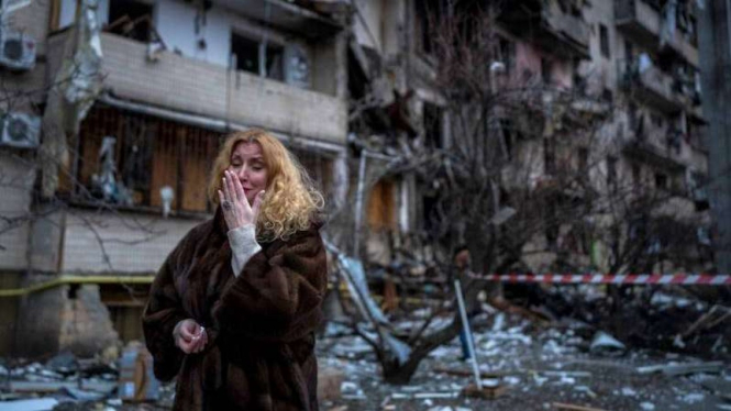 VIVA Militer: Warga sipil Mariupol Ukraina di depan reruntuhan bangunan