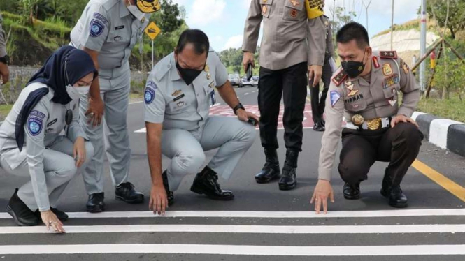 Pemasangan rambu redspot di Jalan Bypass Bandara Internasional Lombok
