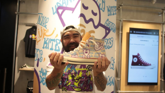 Seniman muralist, Philip Ponk sematkan kreasi muralnya di sepatu Converse 