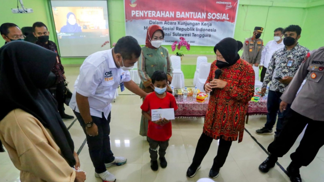 Mensos saat menyerahkan bantuan di Sentra Meohai Kendari, Kabupaten Konawe Selatan, Sulawesi Tenggara (18/02).