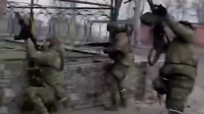 Tropas de guerra islámicas rusas contra la feroz batalla del francotirador ucraniano