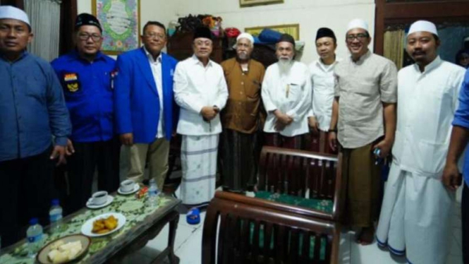 Ketua Umum PAN, Zulkifli Hasan, saat mengunjungi kiai-kiai di Jawa Timur.