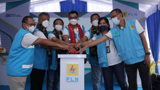 Direktur Utama PLN, Darmawan Prasodjo (tengah), bersama jajarannya menekan tombol sirene sebagai tanda diresmikannya empat Proyek Strategis Nasional senilai Rp500 miliar, di Mataram, Nusa Tenggara Barat.