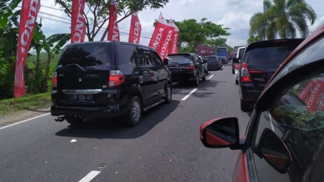 Kemacetan terjadi di jalan menuju Sirkuit Mandalika, Lombok.