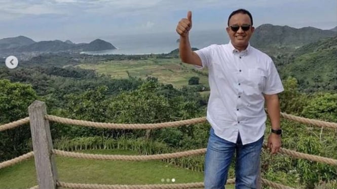 Gubernur DKI Jakarta, Anies Baswedan, berpose di Lombok Tengah.