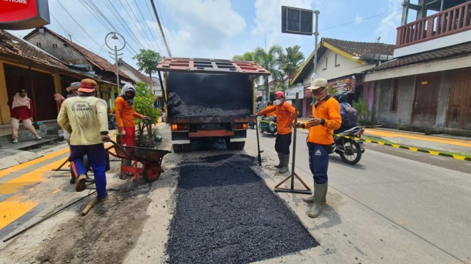 Petugas sedang memperbaiki jalan provinsi di Jateng.