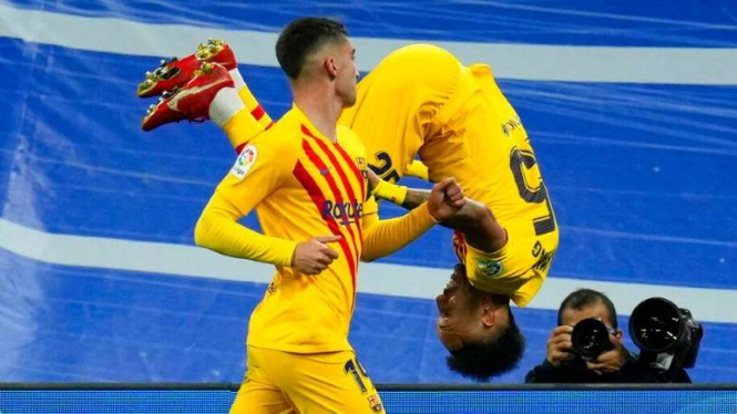 Striker Barcelona, Pierre-Emerick Aubameyang rayakan gol.