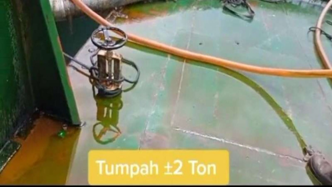 Tangkapan layar video viral diduga minyak goreng tumpah ke laut