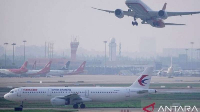Pesawat-pesawat China Eastern Airlines dan Shanghai Airlines di Bandara Shanghai