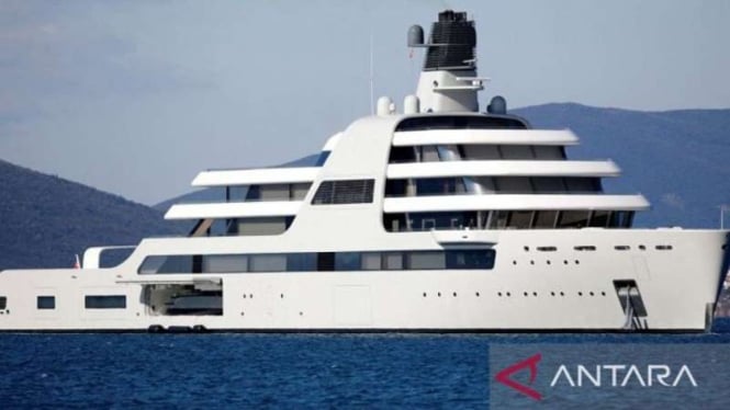 Kapal Solaris dikaitkan dengan oligarki Rusia Roman Abramovich di Tivat