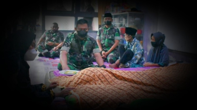 VIVA Militer: Danrem Garuda Putih di rumah almarhum.