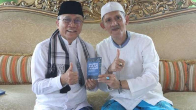 Ketua Umum PAN Zulkifli Hasan bersama KH Imam Bukhori Cholil.