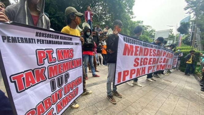 Aksi unjuk rasa di kantor dinas kehutanan Sultra dan Gakkum KLHK Sulawesi