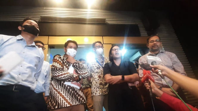 Haris Azhar dan Fatia Maulidiyanti setelah menjalani pemeriksaan di Polda Metro Jaya.