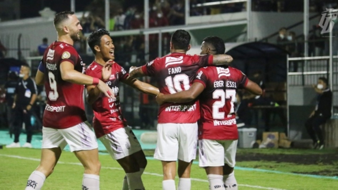 Para pemain Bali United merayakan gol. 