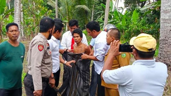 Pembacok kepala ibu kandung (tengah) di Mandailing Natal ditangkap