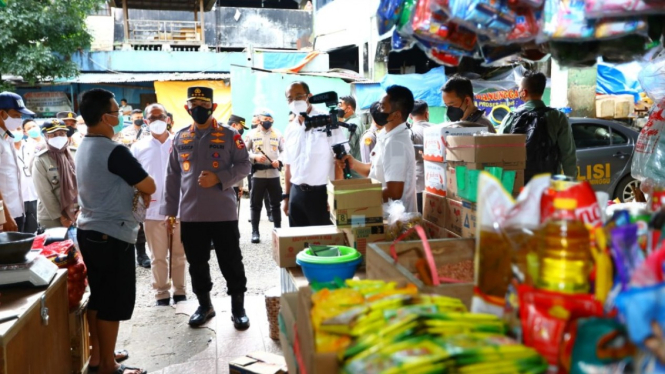 Kapolri tinjau distribusi minyak goreng.