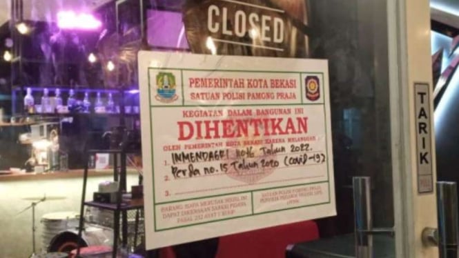 Satpol PP segel kafe di Bekasi.