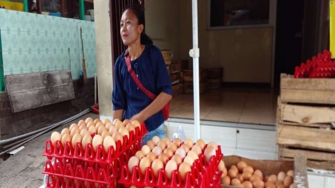 Comerciante de huevos de gallina en Tembalang, Semarang